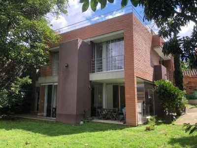 Casa en venta en La Estrella, La Estrella, Antioquia | 871 m2 terreno y 390 m2 construcción