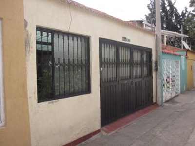 San Cristobal Norte, arriendo acogedora casa de barrio de 2 pisos.