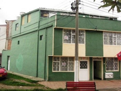 Zipaquirá, San Carlos, vendo casa esquinera con local