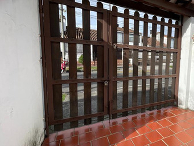 Casa En Venta En Bogotá Pontevedra. Cod 515