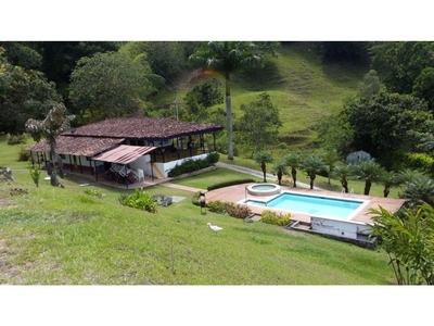 Cortijo de alto standing de 640000 m2 en venta La Victoria, Colombia