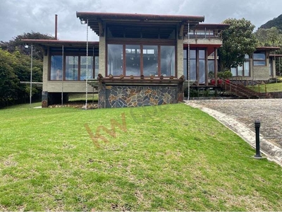Casa en Venta Sindamanoy, Chía. Rodeada de naturaleza. Vista amplia a la Sabana de Bogotá Lote de 10.652 m2, Área construida 640 m2,