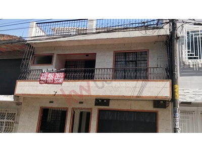 Vendo Casa de tres pisos para inversionista cada piso servicios independientes en Barrio las Acacias en Cali- Valle del cauca