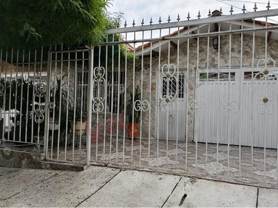 Vendo Casa Remodelada con dos patios y antejardin barrio Prados del norte cali,valle del cauca