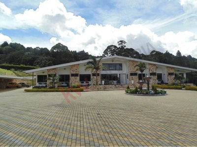 Se vende amplia y acogedora casa en el barrio Santa Lucia - Medellín
