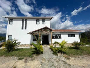 Casa en Venta, Km Via Calarca