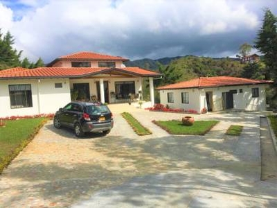 Casa en renta en Embalse de Guatapé, Guatape, Antioquia | 4.106 m2 terreno y 341 m2 construcción