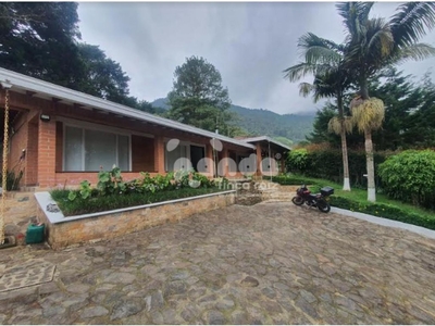 Casa de campo de alto standing de 3550 m2 en alquiler Envigado, Departamento de Antioquia