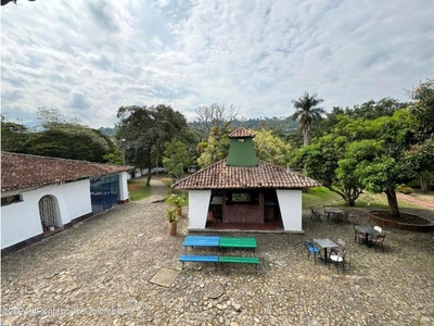 Cortijo de alto standing de 127000 m2 en venta Silvania, Cundinamarca