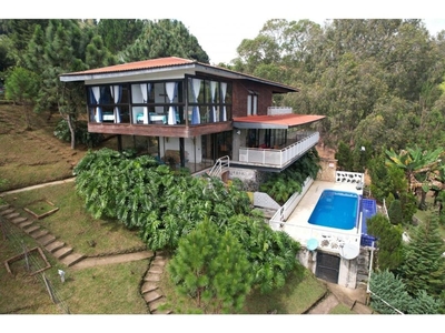 Casa de campo de alto standing de 6 dormitorios en venta El Peñol, Colombia