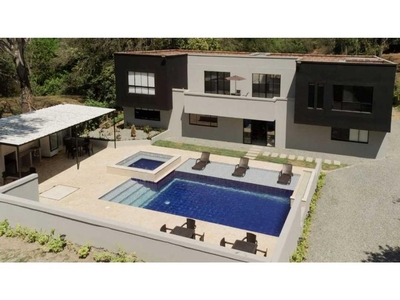 Vivienda de alto standing de 4600 m2 en venta Santa Fe de Antioquia, Colombia