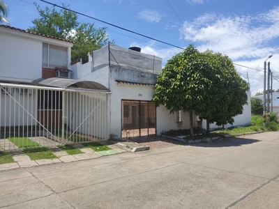 Casas en Girardot | Casa con gran área de patio