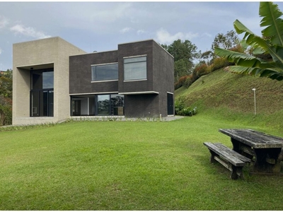 Casa de campo de alto standing de 4300 m2 en alquiler Envigado, Colombia