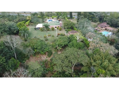 Casa de campo de alto standing de 8500 m2 en venta Barbosa, Colombia