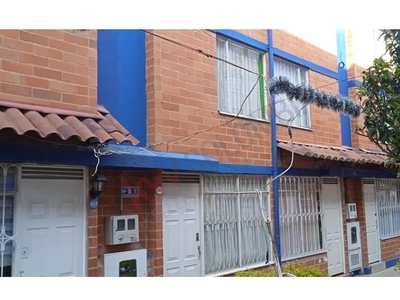 Se vende casa de tres pisos en conjunto zapam Soacha