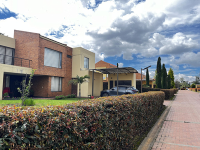 Casa Campestre En Exclusivo Conjunto Con Parcelación Amplia En Cota, Cundinamarca