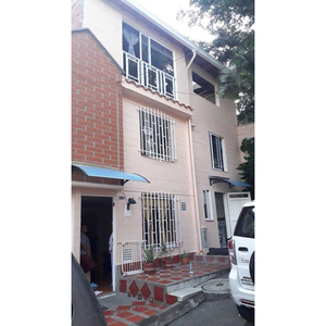 Casa 3 Niveles, 200m², Gratamira, Cerca Al Sena, Medellín $400mm